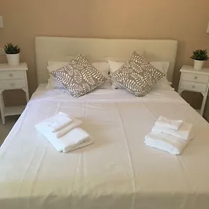 https://queen-chic-apartment.hotelitalianriviera.com